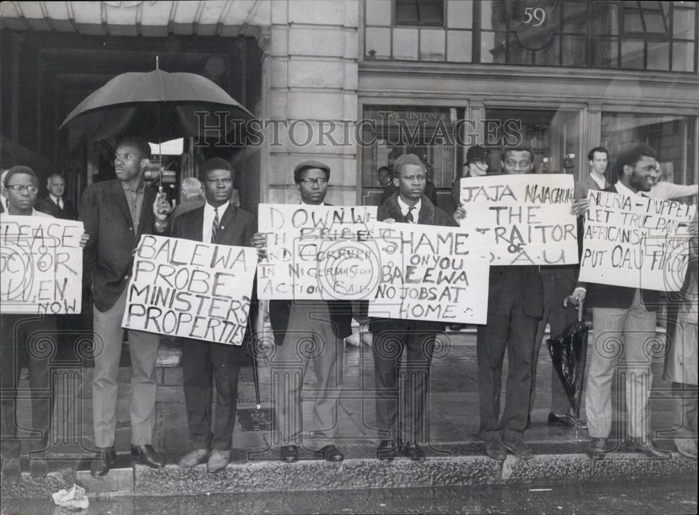 1964 Press Photo demonstrators who gathered outside Marlborough House - Historic Images