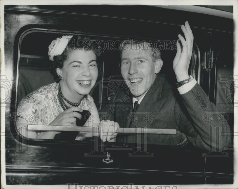 1955 Press Photo Dr. Roger Bannister to wed Miss Moira Jacobson in London - Historic Images