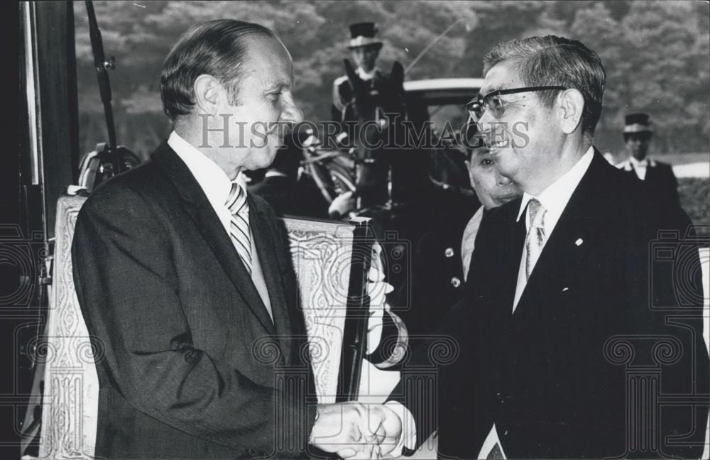 Press Photo U.S. Ambassador Japan James Hodgson Kiyoshi Matsudaira Tokyo Palace - Historic Images