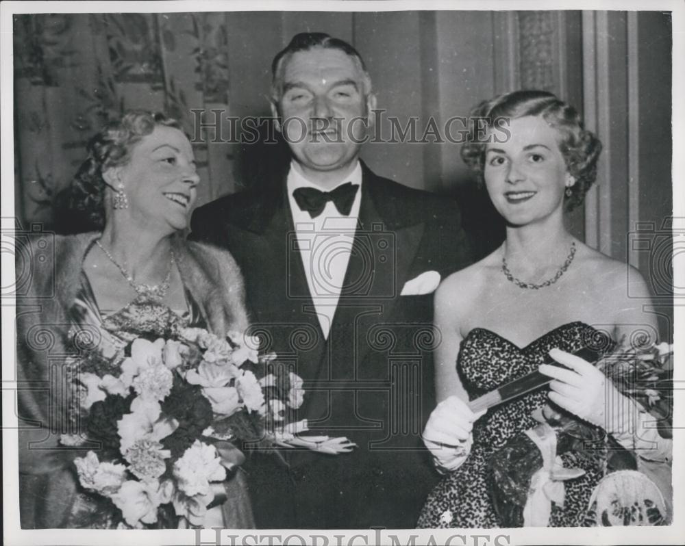 1956 Press Photo Mrs. Kathleen Ryall, daughter Wendy and un IDed man - Historic Images