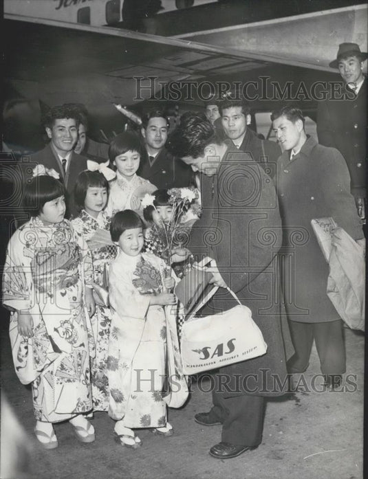 1957 Press Photo Japanese miners Ruhr coal-mines airport Japanese girls - Historic Images