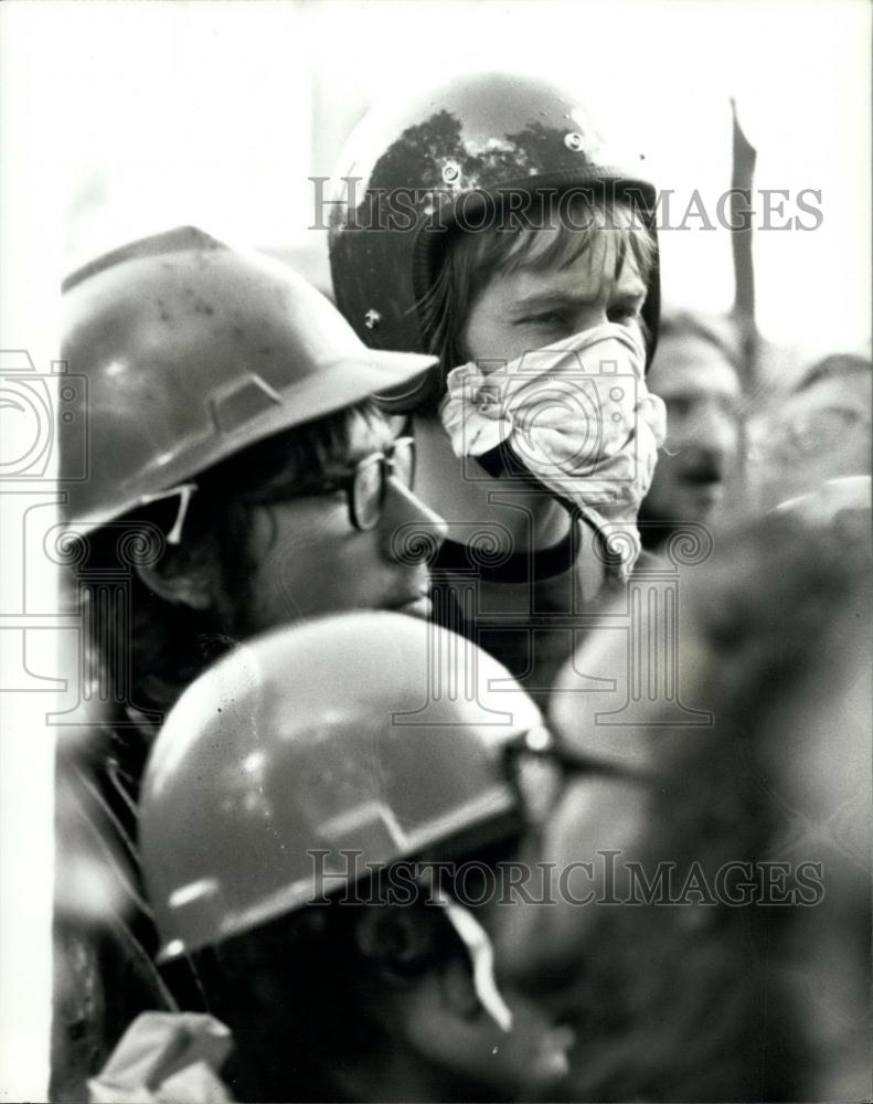 Press Photo Rival demonstrators clash during London rally - Historic Images