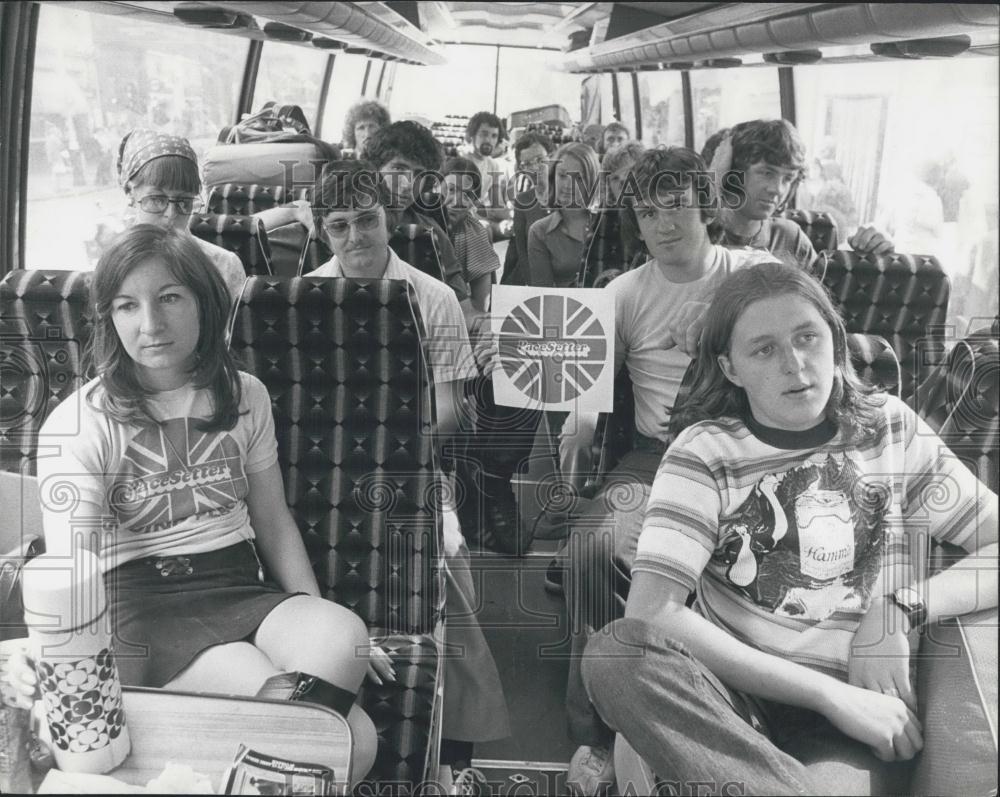 1974 Press Photo Pacesetter Travel runs out of money and tourists are stranded - Historic Images