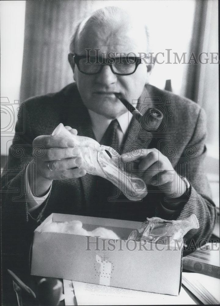 1972 Press Photo Dr. Doppelfeld Director Roman German Museum with Glass Shoes - Historic Images