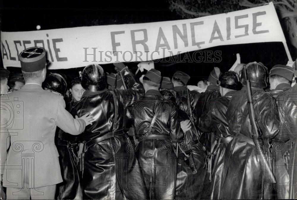 Press Photo CRS in Algiers Pushing Away Rioters - Historic Images