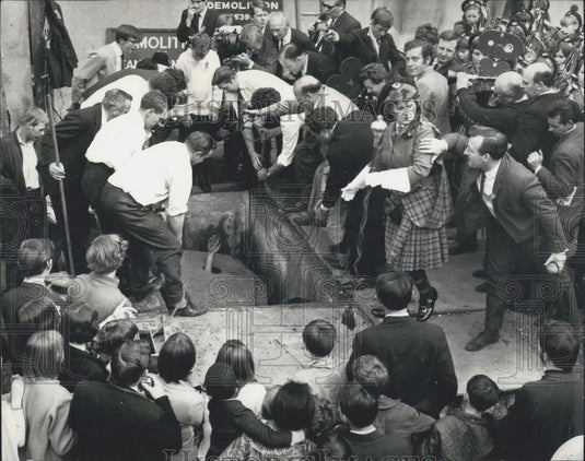 1968 Press Photo Mike Meaney Brought to Surface after Breaking Record - Historic Images