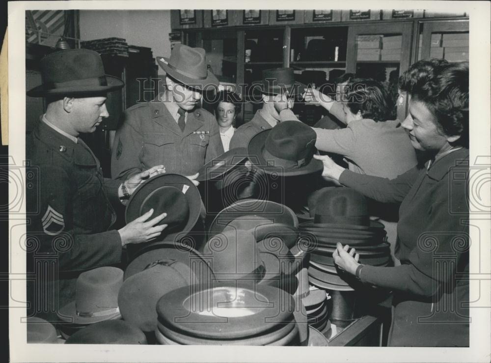 Press Photo American Soldiers shopping in German stores - Historic Images