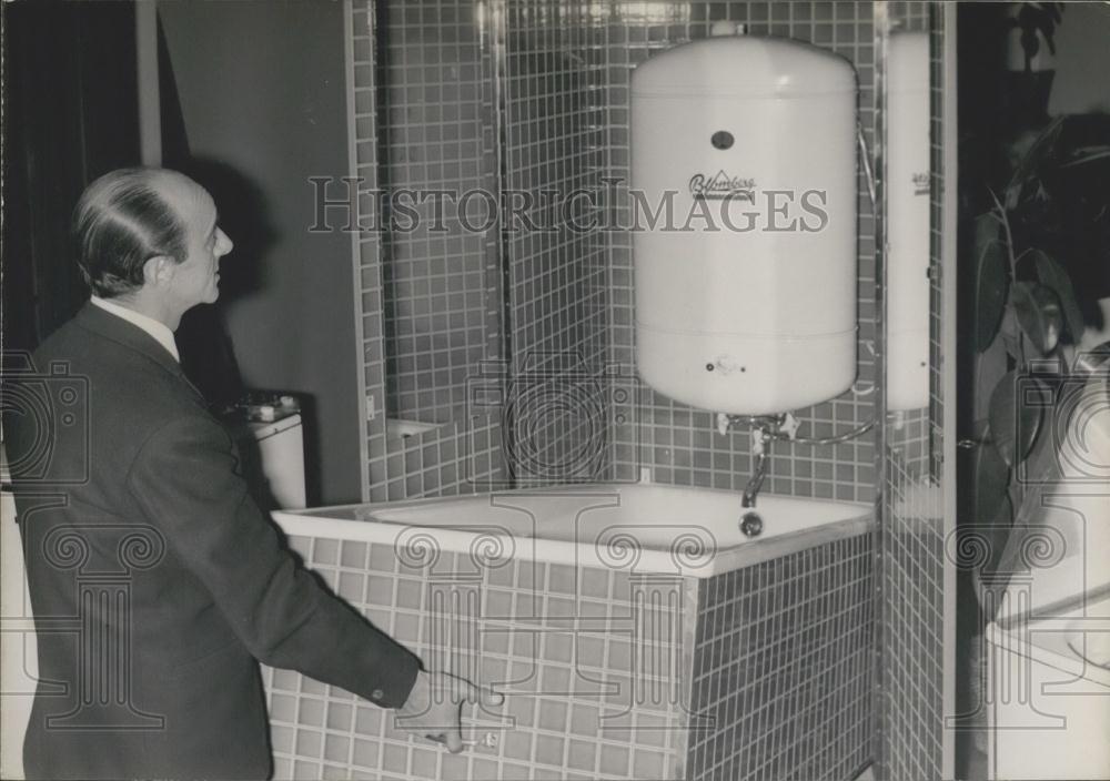 Press Photo Wardrobe Sized Set In Bathroom Paris Domestic Exhibition Paris - Historic Images