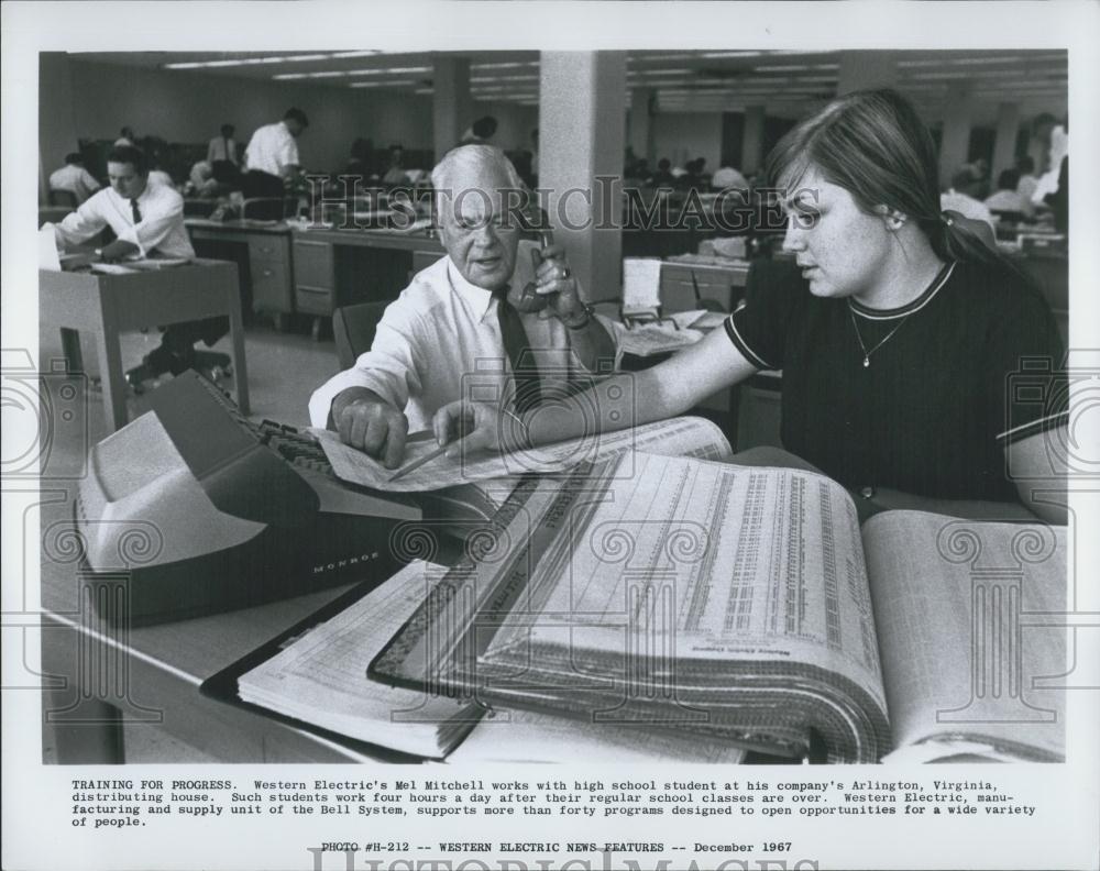 Press Photo Western Electric M Mitchell and student study manufacturing process - Historic Images