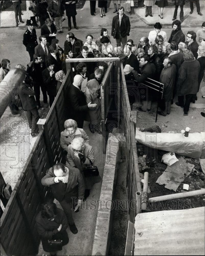 1972 Press Photo Line for flats in London - Historic Images