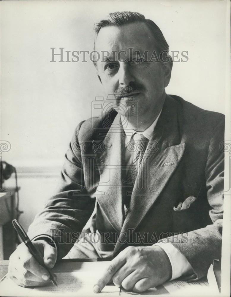 Press Photo Mr.P.H. St. John Wilson ,Sec Ministry Labour and National Service, - Historic Images