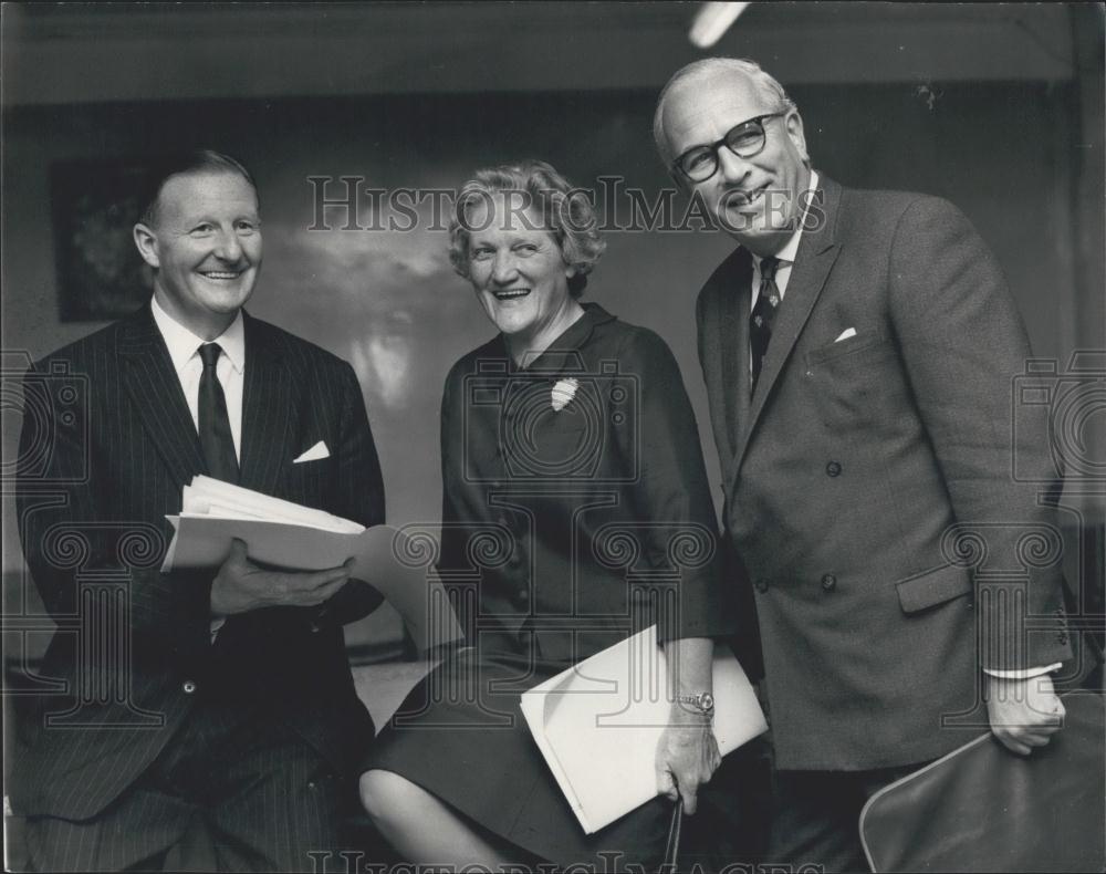 1968 Press Photo Sir Jack ScampAnne Shaw, and Mr. J. Grange Moore, - Historic Images