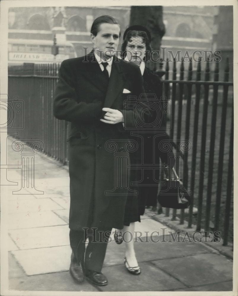 1954 Press Photo The New Lord Norwich and his wife - Historic Images