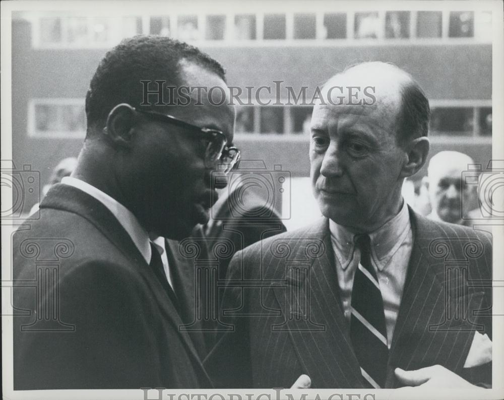 1961 Press Photo Mr. H. Diallo ALpha (Guinea) talks with Mr. Adlai E. Stevenson - Historic Images