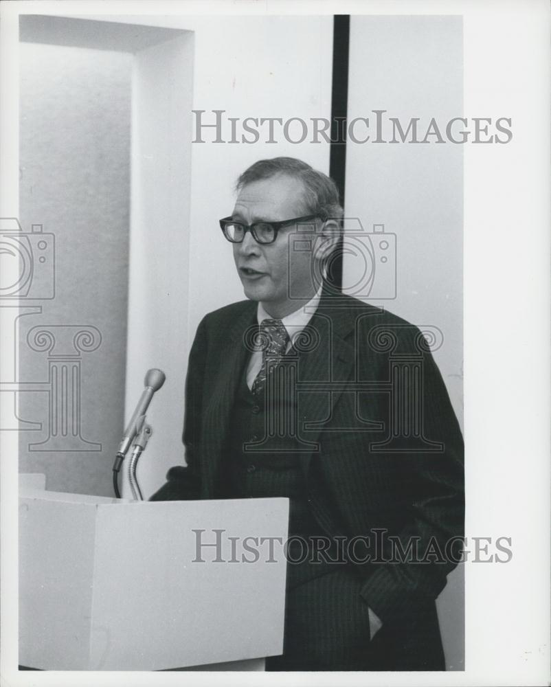 1972 Press Photo Editor of Newsweek International,Editor, Newsweek International - Historic Images