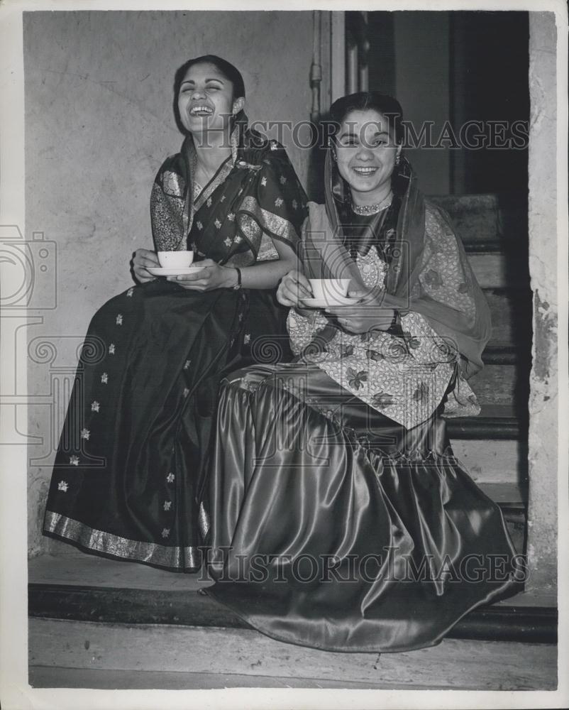 1952 Press Photo Miss Aiser Shafiq and Miss Dildar Nazli Khan. - Historic Images
