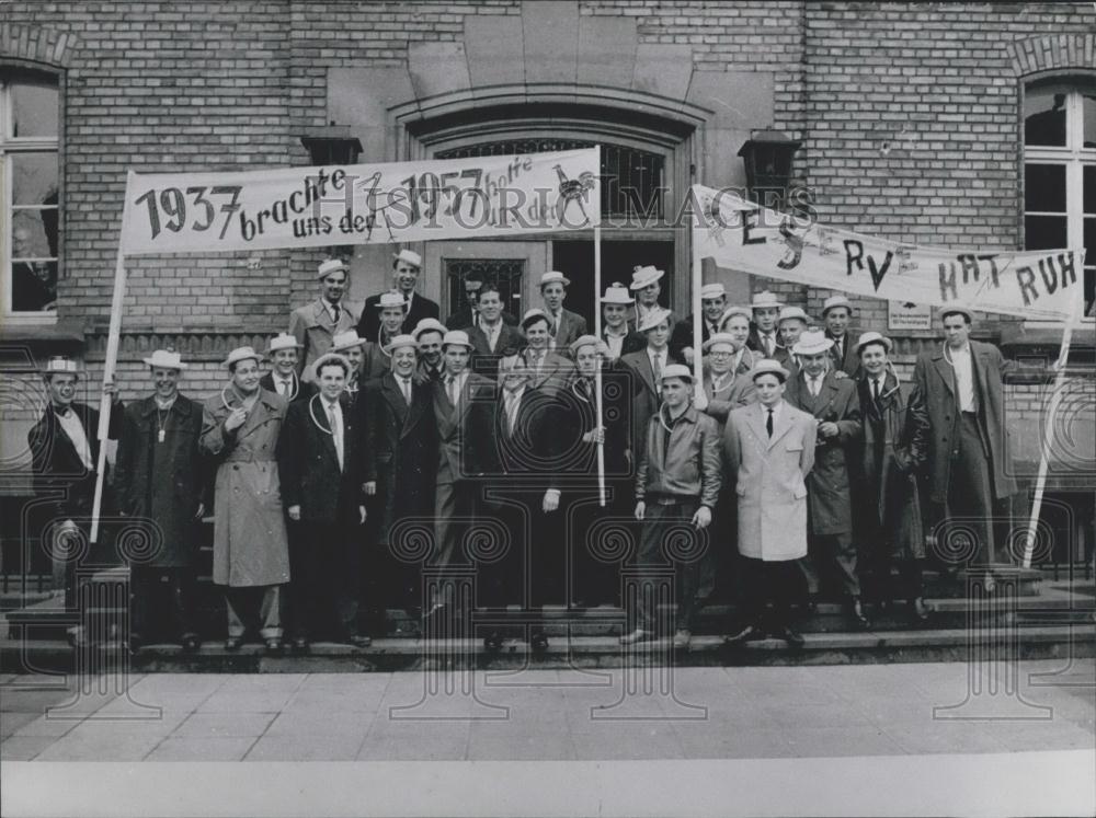 1958 Press Photo Group of Reserve Soldiers Going From Koblenz to Bonn - Historic Images