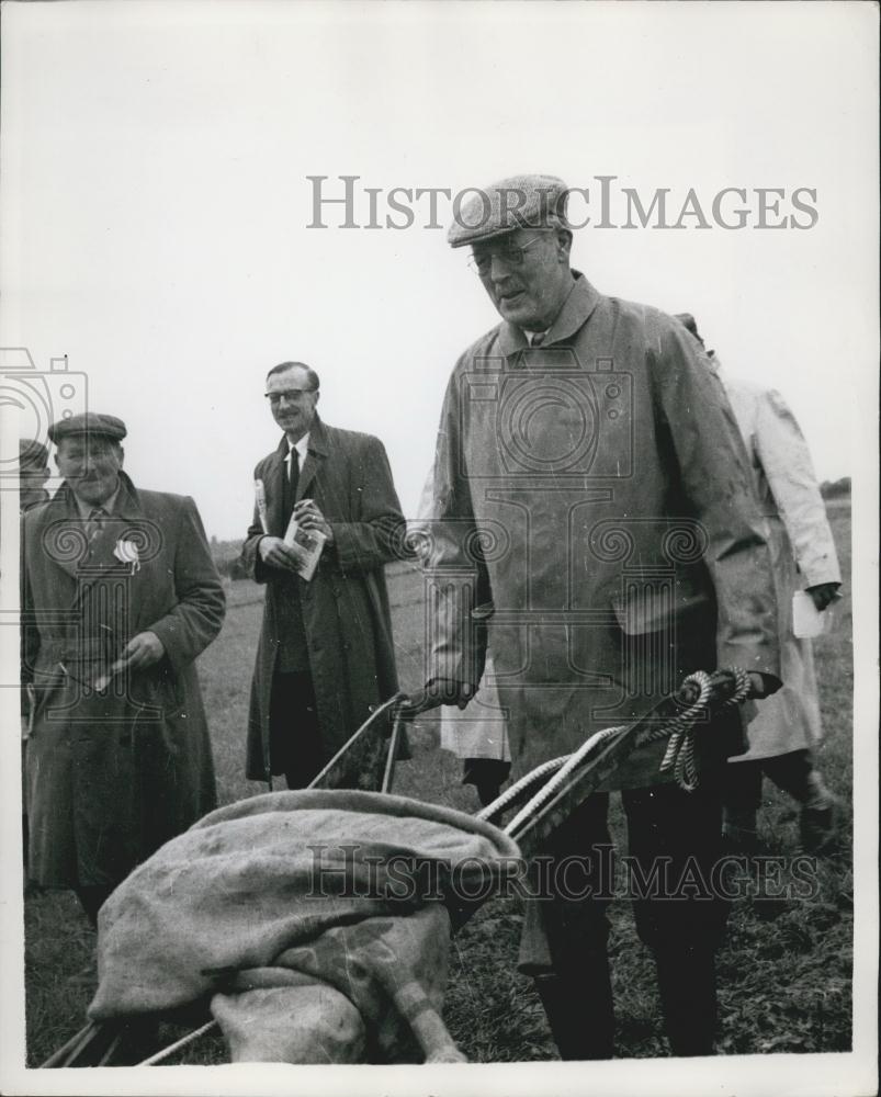 1958 Press Photo Prime Minister Harold MacMillan Guiding Plough At Alderbury - Historic Images