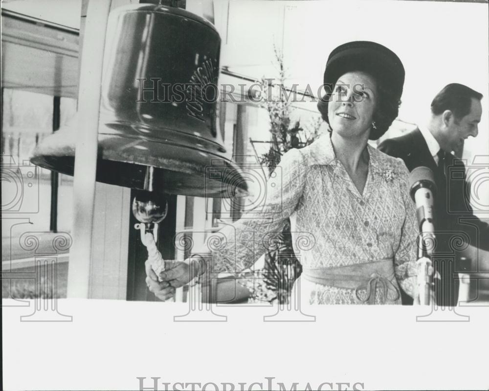 Press Photo Crown Princess Beatrix Netherlands rings bell Amsterdam - Historic Images