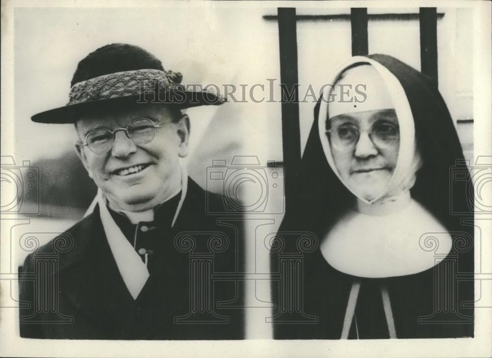 1955 Press Photo Nun Margaret McCann, Cardinal Griffin, Westminster Archbishop - Historic Images