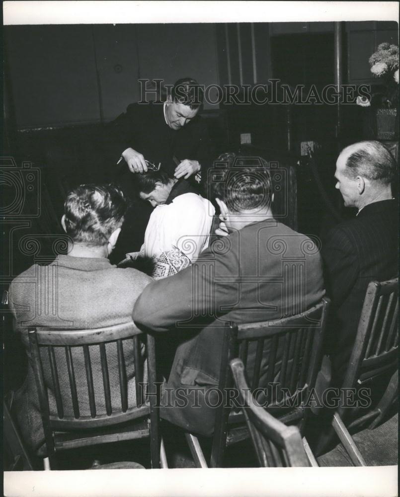 Press Photo The Rev. Bertram Peuke cuts the hair of church guests - Historic Images