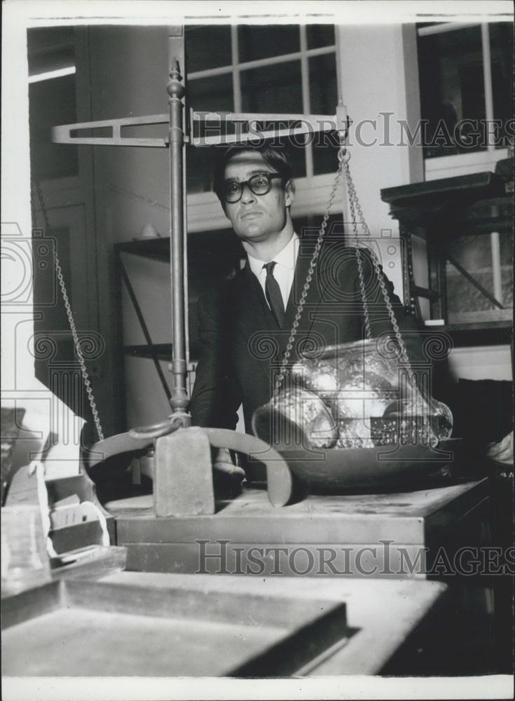 Press Photo Richard Cane, silver expert at Sothby auction house - Historic Images