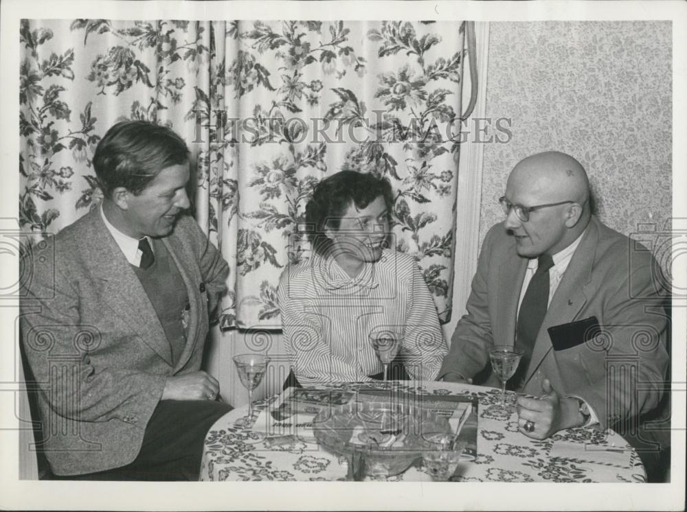 1953 Press Photo Journalist Harry Maitland New Wife Ilse Bessling At Dinner - Historic Images