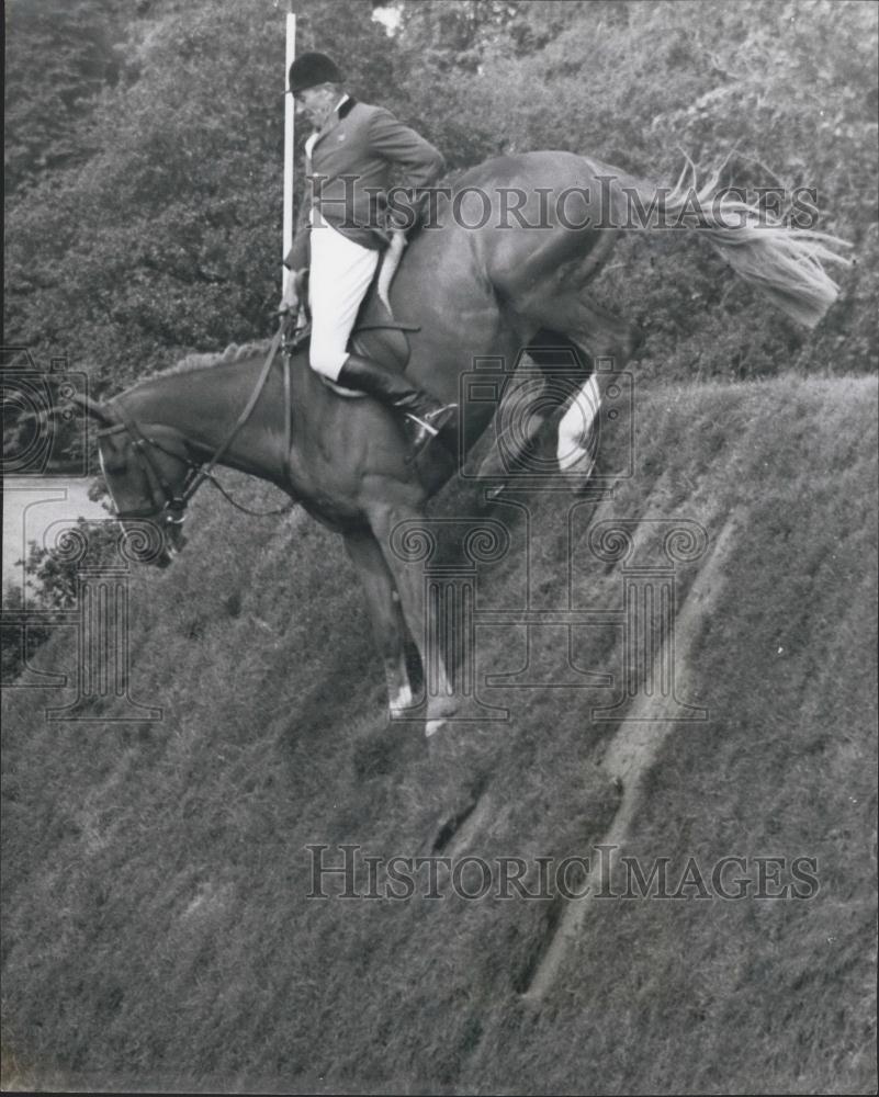 1968 Press Photo E. Williams Rides Carnival British Jumping Derby Hickstead - Historic Images