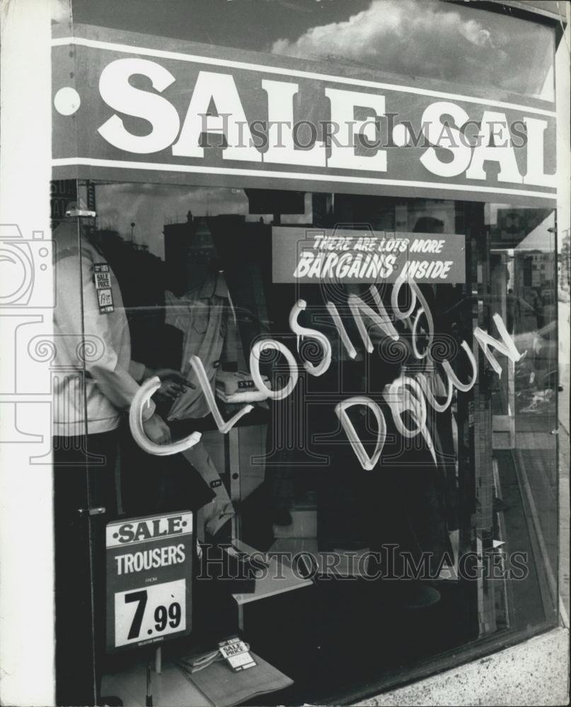1980 Press Photo British Store Closing Down Sale Signs London - Historic Images