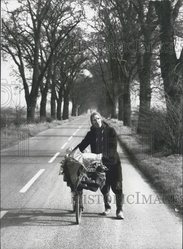 Press Photo Alan Barker on his 20 mile a day newspaper round - Historic Images