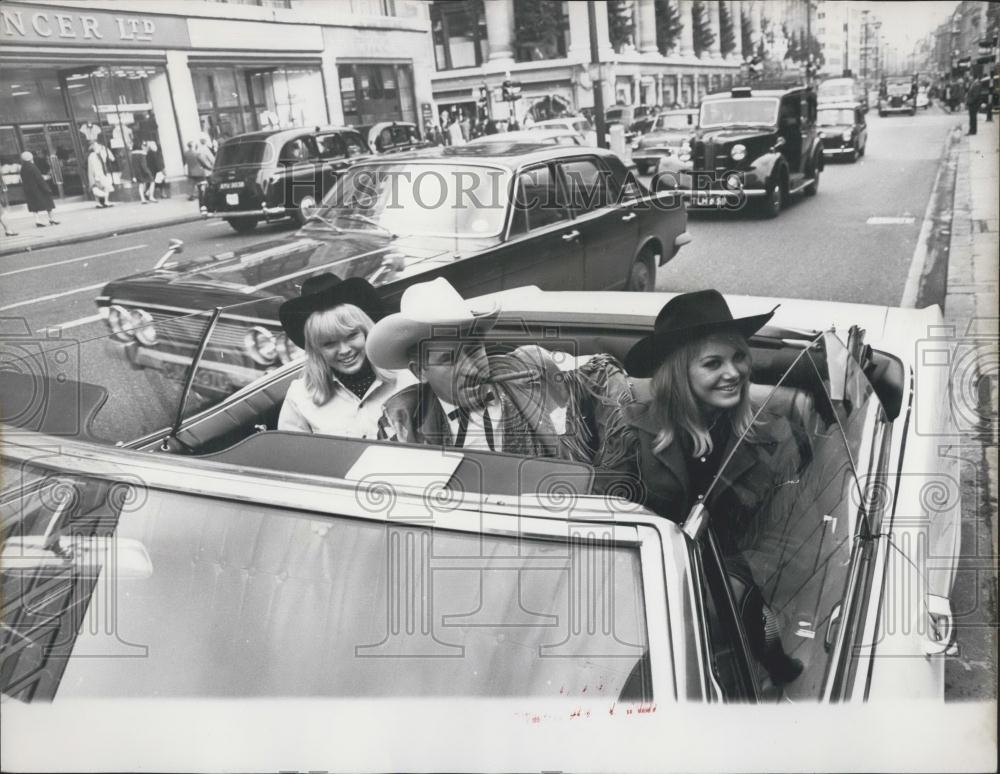 1966 Press Photo Deputy Sheriff Danny Arnold Opening Westerner Boutique Oxford - Historic Images