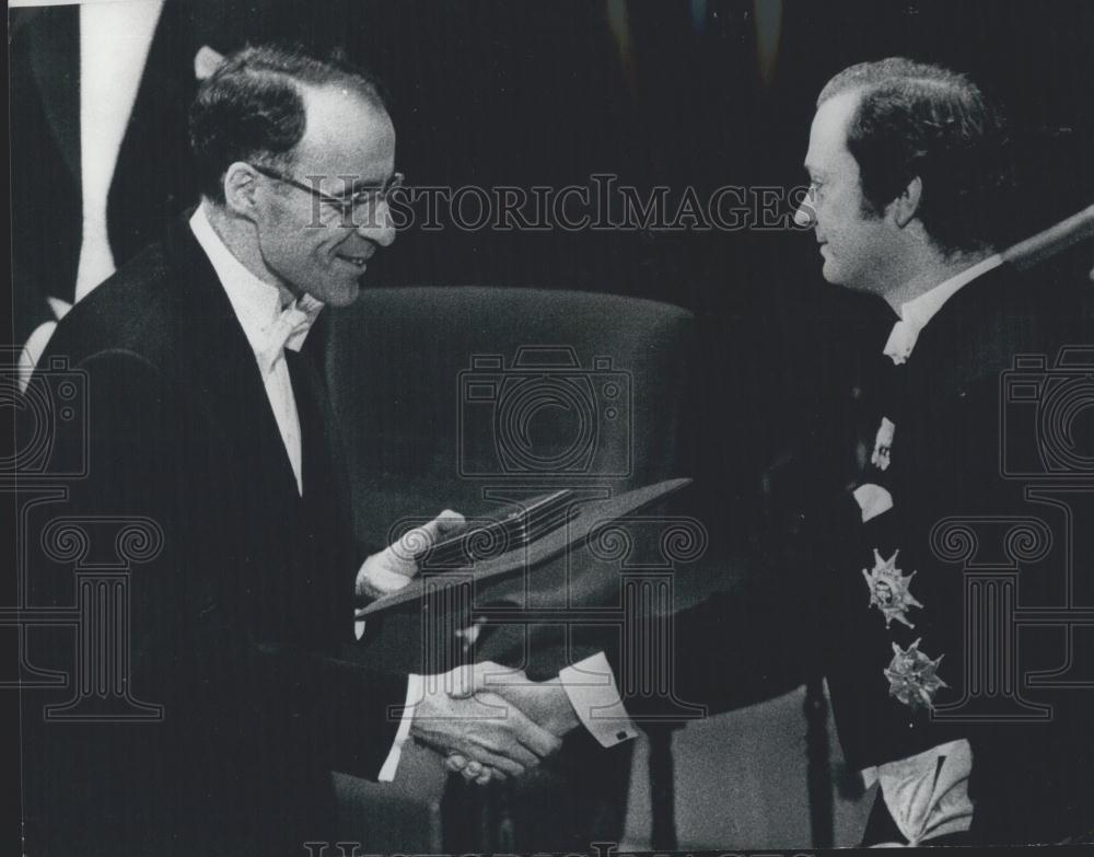 1978 Press Photo Nobel Prize 1978,Armo Penzias with King Carl Gustaf - Historic Images