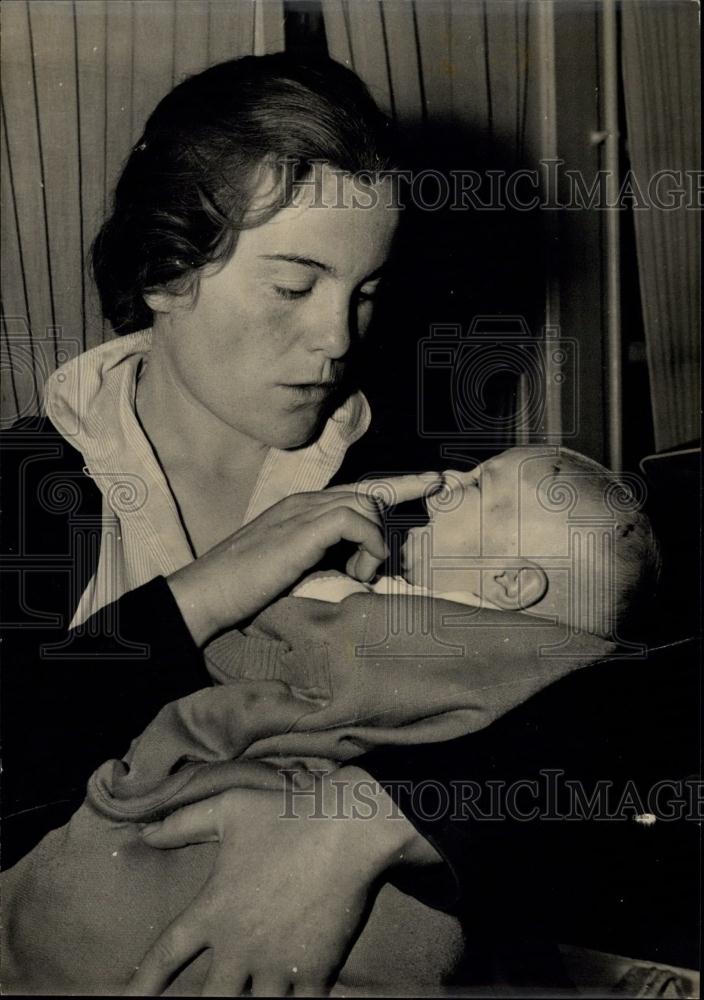 1960 Press Photo More Agadir survivors arrive in Paris - Historic Images