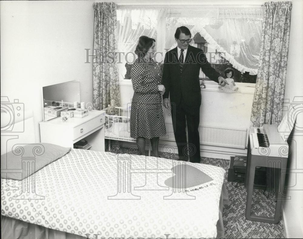 1976 Press Photo US Ambassador Elliot Richardson Visits GLC Estate - Historic Images