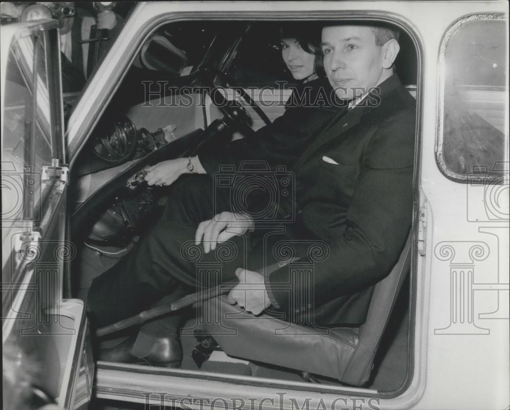 1966 Press Photo John Surtees leaves hospital after recuperating from his accide - Historic Images