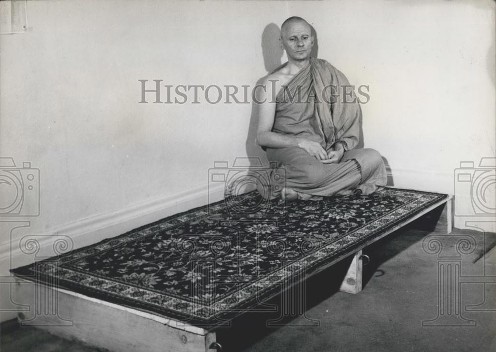 Press Photo Bhikkhu Kapilavaddho uses his bed as a sitting spot - Historic Images