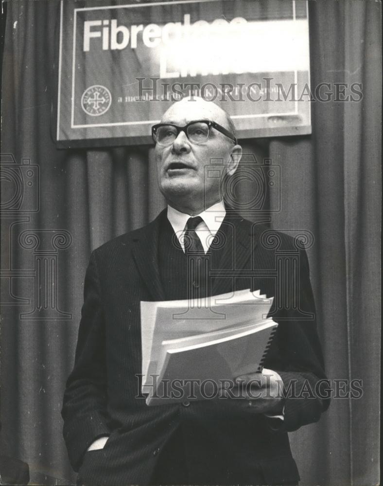 1970 Press Photo Lord Pilkington, Fiberglass Factory Press Conference - Historic Images