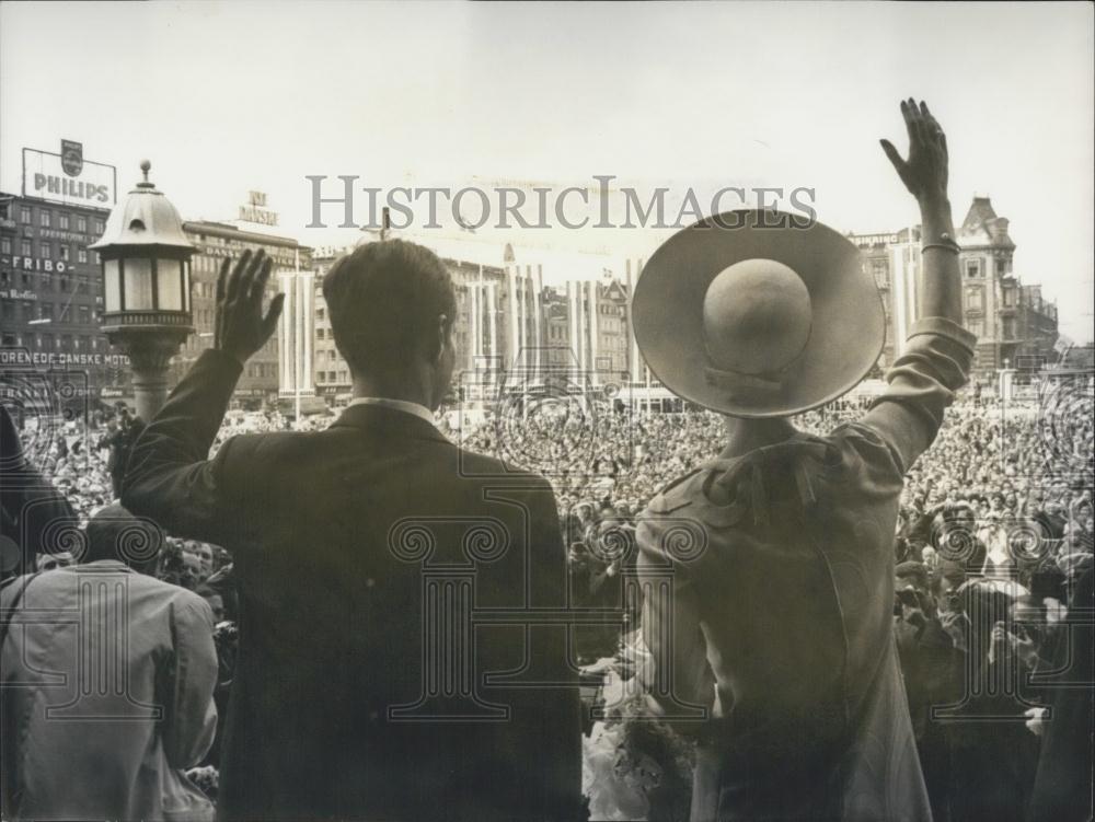 1967 Press Photo Princess Margrethe Count Henri wave crowd royal family Denmark - Historic Images