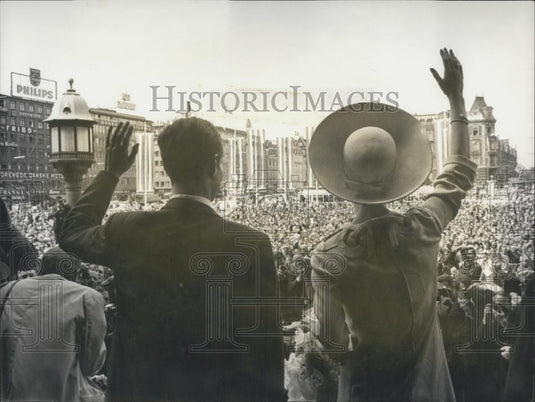 1967 Press Photo Princess Margrethe Count Henri wave crowd royal family Denmark - Historic Images