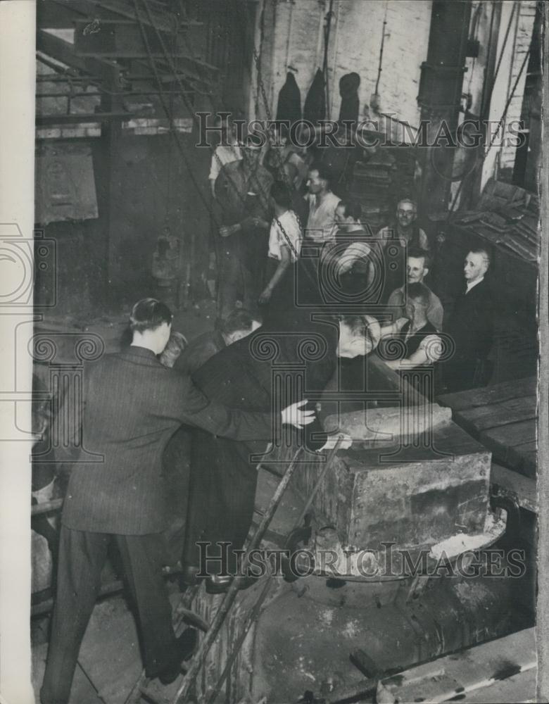 Press Photo British made &quot;Freedom Bell&quot; &amp; Mr. Lewis Douglas US Amb to London - Historic Images