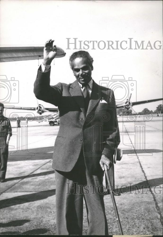 1954 Press Photo Krishna Menon on his way to France - Historic Images