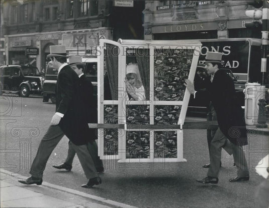 1967 Press Photo Sue Gunn Riding in the sedan chair to her wedding - Historic Images