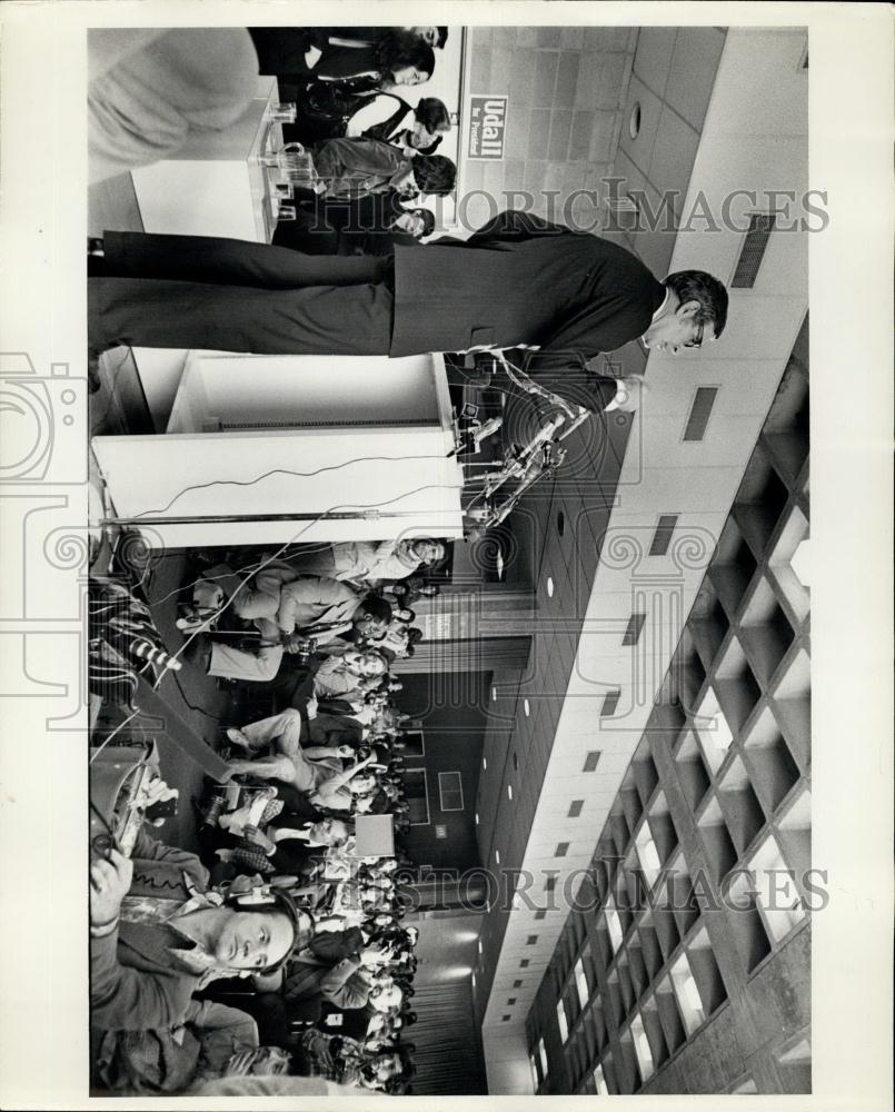 1976 Press Photo Morris Udall Democratic Presidential Candidates Speaks - Historic Images