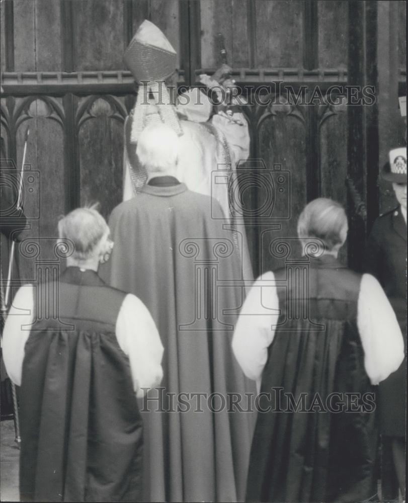 1980 Press Photo Archbishop Runcie at West Door of Canterbury Cathedral - Historic Images