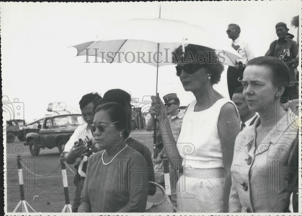 Press Photo Mrs. Henry Cabot Lodge Holds Umbrella Against Midday Tropical Sun - Historic Images