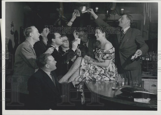 1952 Press Photo First Prize Wife Vera MacKenzie Date Tickets Raymond Hill - Historic Images