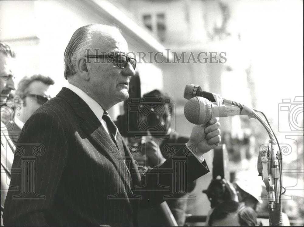 1974 Press Photo George Mavors Celebrating.after winning in the Greek election - Historic Images