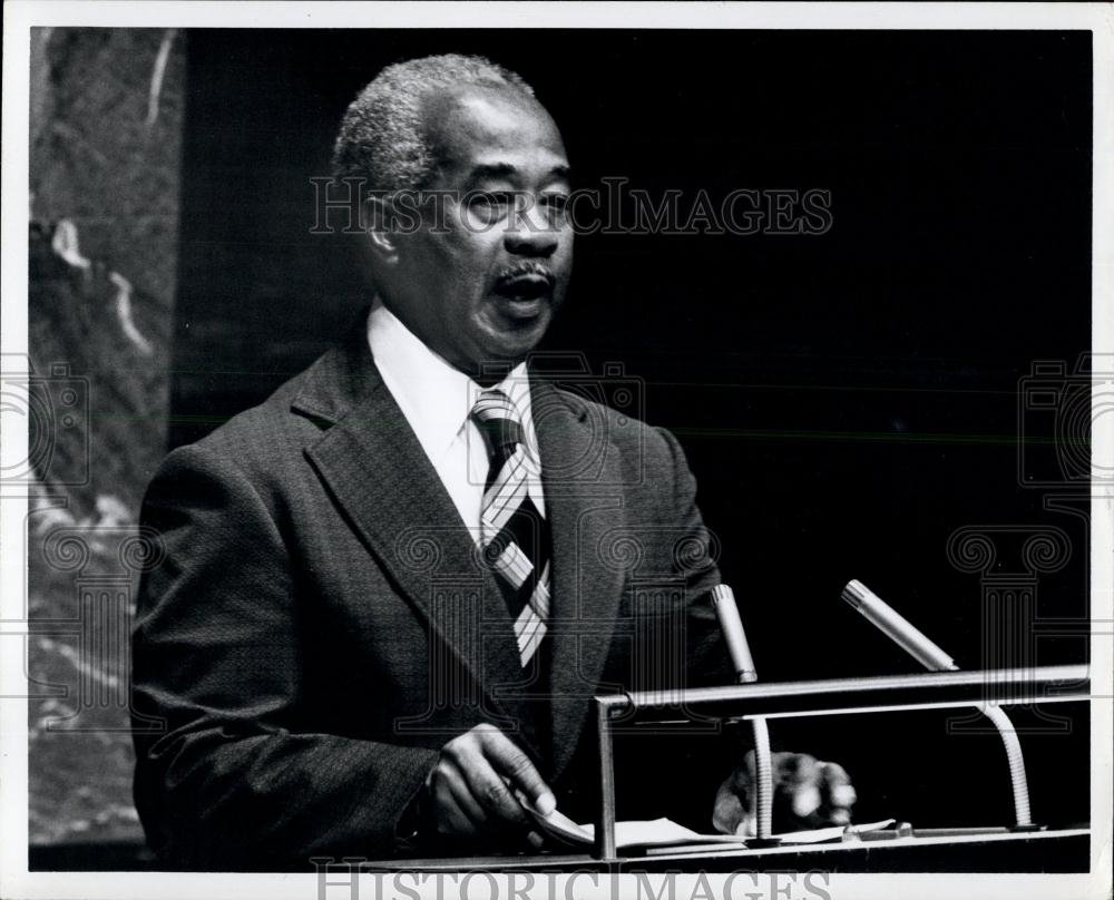 Press Photo Man giving speech at podium - Historic Images