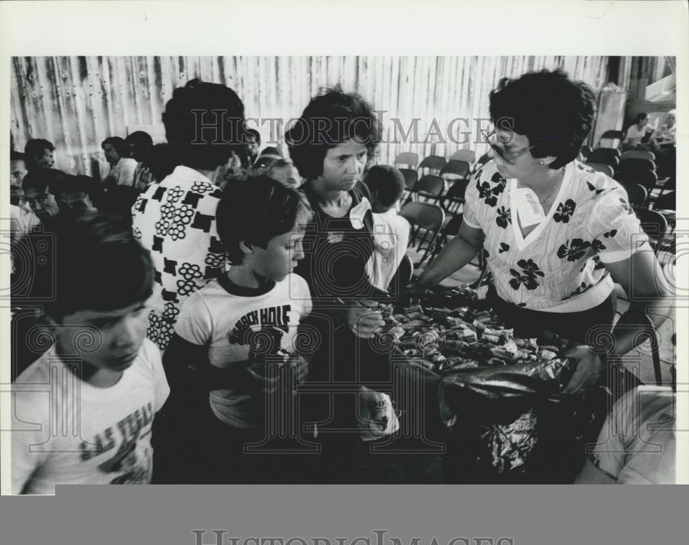 Press Photo Adult & Young Cuban refugees Crowd Around Volunteer - Historic Images