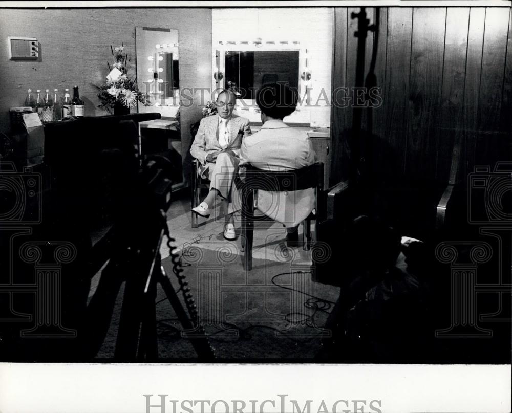 Press Photo Man giving interview in a dressing room - Historic Images